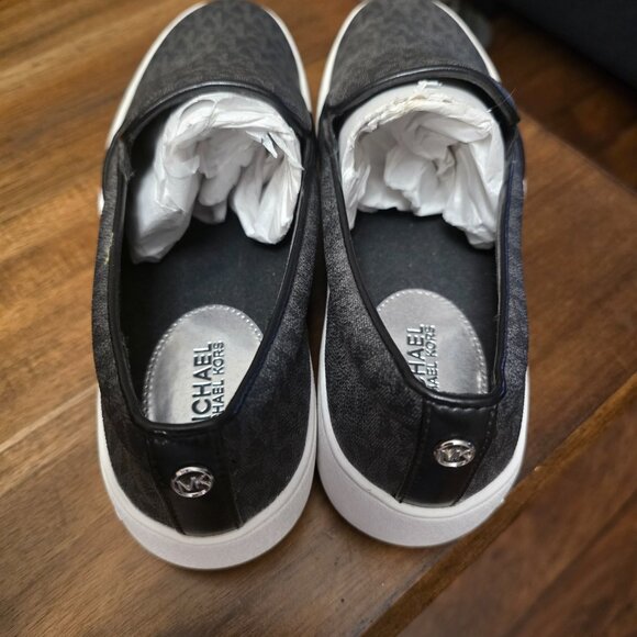 NWOT Michael Kors shoes - Picture 3 of 3